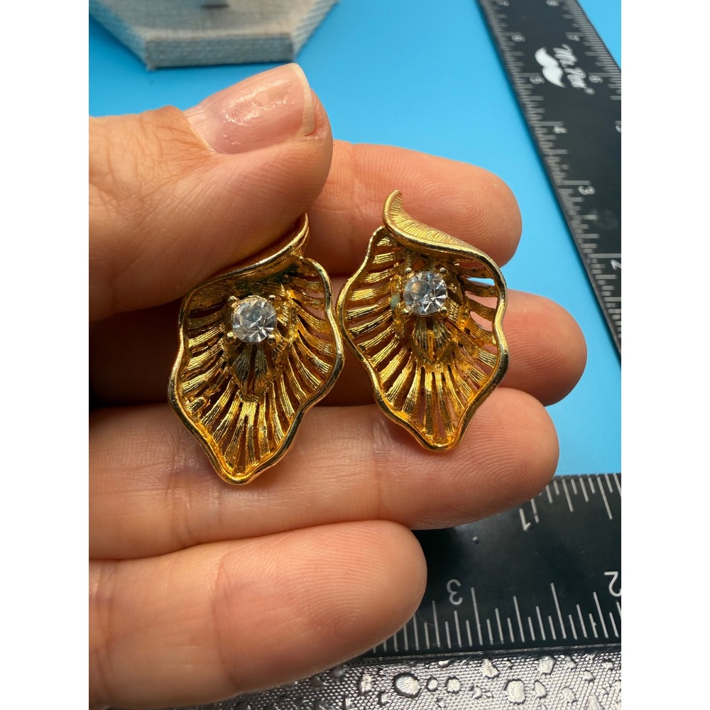 Lisner Vintage Gold Tone Textured Leaf Rhinestone Clip‎ On Earrings Mid Century